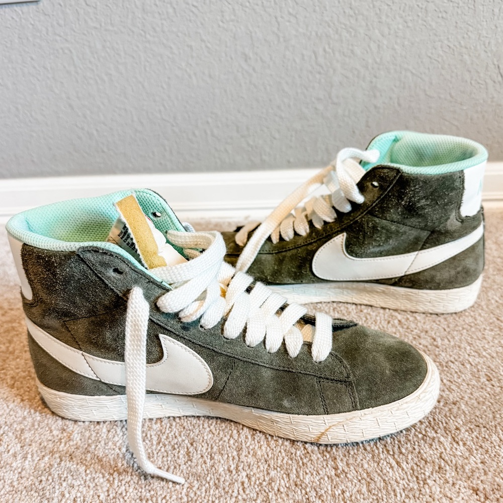 Nike Suede High-Tops sneakers in Olive and White